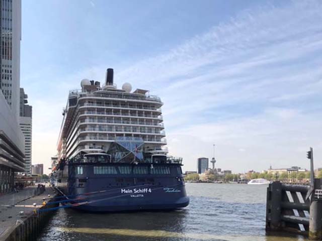 Mein Schiff 4 van TUI Cruises in Rotterdam